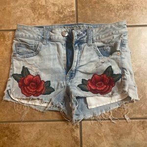 Jean shorts with embroidered flowers.